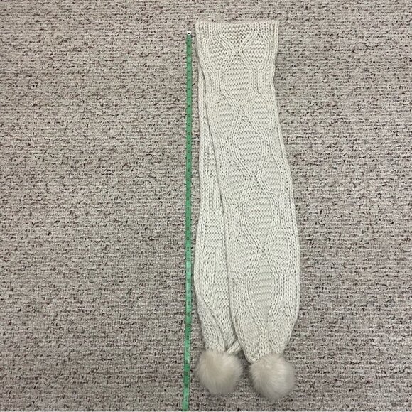 TOPSHOP Cable knit Pom Pom Toque & Scarf, 2 piece set - Picture 8 of 8
